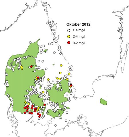 Kortet viser de stationer, hvor iltforholdene er undersøgt af danske og svenske institutioner i oktober 2012. For hver station vises det lavest registrerede iltindhold kategorisereret som > 4 mg/l (ikke iltsvind), 2-4 mg/l (iltsvind) eller 0-2 mg/l (kraftigt iltsvind).