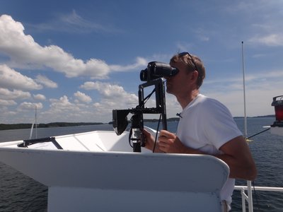 Seniorforsker Jonas Teilmann under togtet i juli 2012. Forskerne tæller observerede marsvin fra to positioner på surveyskibet. Foto: Signe Sveegaard