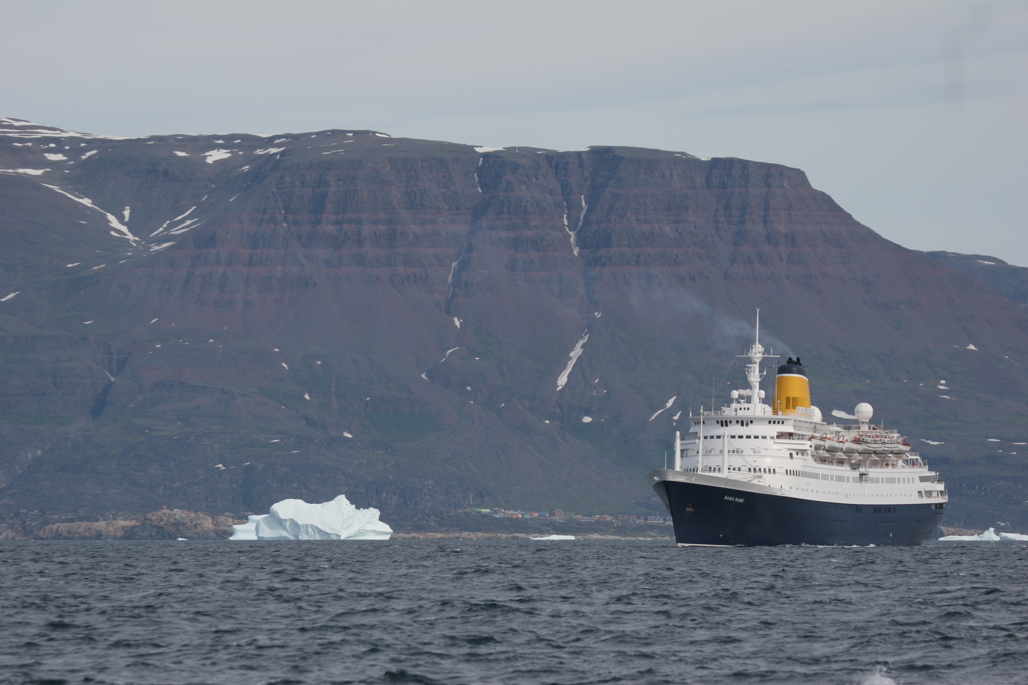 Krydstogtskib ud for Qeqertarsuaq (Godhavn) på Diskoøen. Foto: David Boertmann